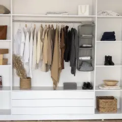 Organiza tu ropa con este vestidor funcional. Descubre cómo hacer un vestidor en una habitación barato y con estilo.