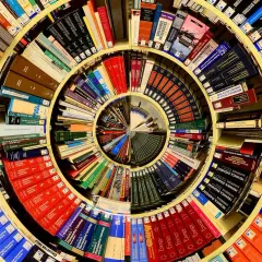 Książki ułożone w spiralę, tworząc okrąg. Wśród nich "piotr kościelny cykl mikun".