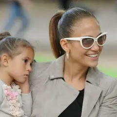 Jennifer Lopez z córką, Emme, cieszą się wspólnym czasem. Dzieci gwiazdy często towarzyszą jej w podróżach.