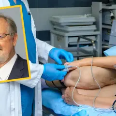 Lekarz w okularach wyjaśnia, co to kolonoskopia, podczas gdy pacjentka jest przygotowywana do zabiegu.