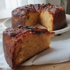 Un delicioso bizcocho de plátano y manzana, con una rebanada servida sobre una servilleta blanca.