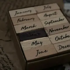 Drewniane klocki z nazwami miesięcy po angielsku: January, February, March, May, June, July, August, September, November, October, December.