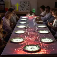 Dîner immersif à Paris, une expérience culinaire unique. Les convives sont plongés dans une ambiance féerique, comme au café de l'enfer à Paris.