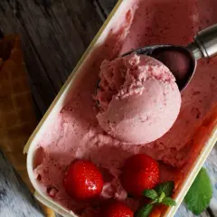 Domowe lody truskawkowe, idealne na lato. Pyszny przepis na orzeźwiający deser.