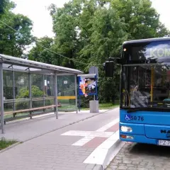 Niebieski autobus KOMBUS na przystanku w Poznaniu, Wielkopolska. Czekam na odjazd.