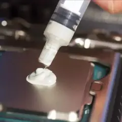 Aplicando la mejor pasta térmica a un procesador para optimizar la disipación de calor.