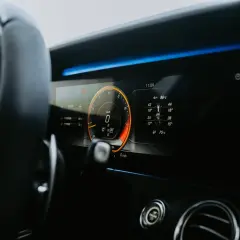 Cyfrowy kokpit pokazuje falujące obroty na zimnym silniku diesel. Wskaźnik obrotomierza pokazuje 0, a temperatura silnika jest niska.