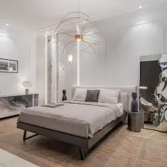 Nowoczesna sypialnia z łóżkiem, marmurową komodą i designerskim lustrem. Inspiracja, jak urządzić sypialnię w eleganckim stylu.