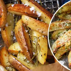 Krispiga klyftpotatis i ugn, strösslade med flingsalt och rosmarin. En del är toppade med parmesan och persilja.