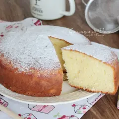 Torta soffice e profumata, preparata con 150 gr di yogurt greco, cosparsa di zucchero a velo.