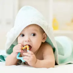 Jak pomóc dziecku przy ząbkowaniu w nocy, aby ulżyć bólowi?