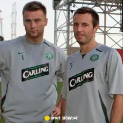 Dwóch piłkarzy klubu piłkarskiego z Glasgow w szarych strojach treningowych z herbem Celticu i logo Carling.
