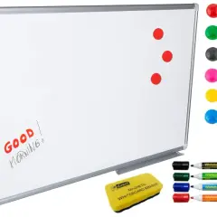 Biała tablica magnetyczna z napisem "GOOD MORNING", kolorowymi magnesami i pisakami.
