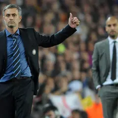 Mourinho z kciukiem w górze, symbolizujący jego słynne "catenaccio", obok Guardioli.