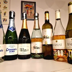 Reihe von Flaschen, die die Frage "ist alkoholfreier Wein wirklich alkoholfrei?" beantworten. Mehrere Marken mit "Zero" oder "0% Alkohol" sind zu sehen.
