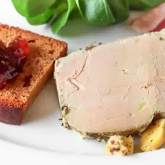 Tranche de foie gras poêlé, pain d'épices à la confiture de figues, et quelques dés de fromage. Un délice pour accompagner un bon vin.