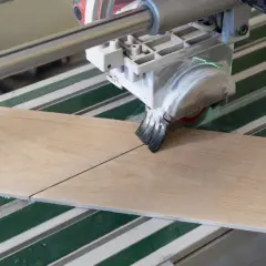 Precyzyjne cięcie paneli podłogowych piłą tarczową z laserowym wskaźnikiem linii cięcia. Idealne rozwiązanie, czym ciąć panele, by uzyskać perfekcyjny efekt.