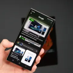 Telefon pokazuje artykuł o sztucznej inteligencji w smartfonach Samsung. AI jest już tu, a nowe funkcje można pobrać.