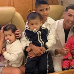 Ronaldo z rodziną w samolocie. Georgina i Cristiano otaczają swoje dzieci, tworząc ciepłą, rodzinną atmosferę.