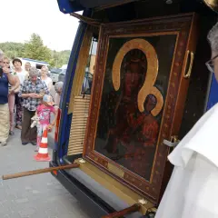 Obraz Matki Boskiej przygotowywany do peregrynacji. Ludzie zgromadzeni wokół, by zobaczyć święty wizerunek.