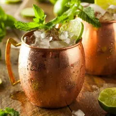 En iskall mexican mule i kopparmugg med lime och mynta.