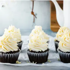 Chokladmuffins med fluffig vaniljfrosting, perfekt för ett enkelt frosting recept.