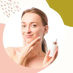 Uśmiechnięta kobieta z serum w dłoni, pokazująca gładką skórę. Kwas migdałowy efekty widoczne na twarzy.