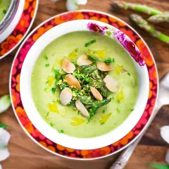 Krämig sparrissoppa med rostade sparrisspetsar, mandelflagor och gräslök. Ett perfekt sparrissoppa recept för våren.