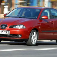 Czerwony Seat Cordoba 1.4 w ruchu drogowym, z rozmytym tłem.