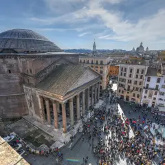 Vue aérienne de la Piazza della Rotonda, Rome, avec le Panthéon et sa foule animée. Une visite du Panthéon Rome inoubliable.
