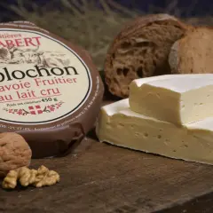 Reblochon de Savoie, fromage au lait cru, avec du pain et des noix. L'origine reblochon est bien visible sur l'emballage.