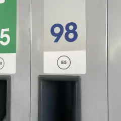 Dwa dystrybutory paliwa: z zieloną etykietą "95 E10" i białą "98 E5". Idealne dla silnika 1.5 ecoboost.