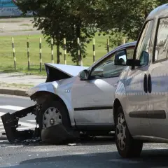 Po wypadku drogowym, uszkodzony samochód i radiowóz. Czy OC przedłuża się automatycznie po kolizji?