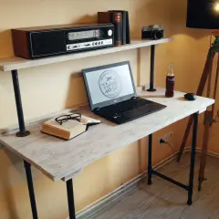 Stylowe biurko z palet, z laptopem, książką i okularami, dopełnione lampą i radiem retro.