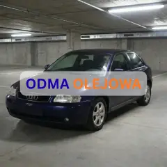Granatowe Audi A4 w garażu. Napis "ODMA OLEJOWA" sugeruje uszkodzony separator oleju objawy.