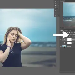 Eine Frau mit blonden Haaren, die ihre Hand an ihren Kopf legt. Photoshop-Ebenen zeigen die Anwendung einer Gradient Map mit 20% Deckkraft.