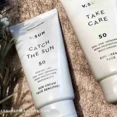 Zwei V.SUN Sonnencremes mit LSF 50. Eine "Catch the Sun" für empfindliche Haut, die andere "Take Care" fürs Gesicht. Beide mit Ethylhexyl Triazone für hohen Schutz.