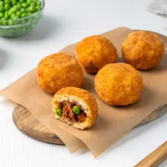 Arancini dorados y crujientes, uno cortado revela un relleno de carne y guisantes. ¡Una deliciosa receta arancini lista para disfrutar!