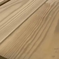 Tablones de madera clara con vetas marcadas, listos para el tratamiento autoclave madera.