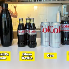 Porównanie napojów: ile kalorii ma duża cola z McDonald's? Na zdjęciu widać butelki z McDonald's, szklane, puszki i plastikowe.