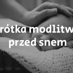 Delikatna dłoń czule głaszcze śpiące dziecko. Krótka modlitwa przed snem, pełna spokoju i miłości.