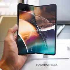 Dłoń trzyma rozłożony smartfon Galaxy Z Fold4, jeden z największych smartfonów na rynku, z kolorową tapetą.