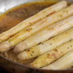 Asperges blanches poêlées dans une sauce dorée. Une délicieuse recette asperges blanches pour un repas printanier.