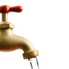 Messing-Wasserhahn mit rotem Griff, aus dem Wasser fließt. Bei Aquastop muss man den Wasserhahn zudrehen.
