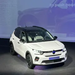 Nowy Citroën ë-C3 w białym kolorze z czarnym dachem prezentuje się nowocześnie. Idealny do miasta i na dalsze podróże.