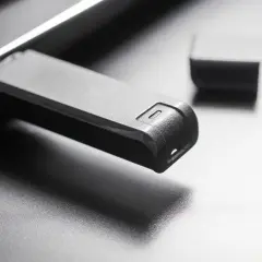 Schwarzer USB-Stick steckt in einem Laptop. Die Frage "usb stick formatieren welches format" wird durch das Bild angeregt.