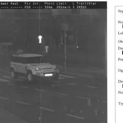 Biały Land Rover Defender przekracza prędkość 66 km/h na ograniczeniu do 50 km/h. To zdjęcie z fotoradaru, które może być podstawą do wystawienia mandatu. Po jakim czasie przychodzi mandat z fotoradaru? Zwykle do 30 dni.