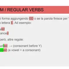 Esempi di frase past simple: "I played" e "I danced". Si aggiunge ED o E ai verbi regolari.