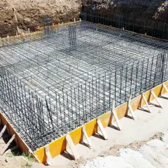 Zbrojarz przygotował imponującą siatkę z prętów zbrojeniowych na fundamenty.