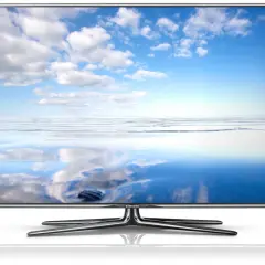 Elegancki telewizor Samsung z obrazem nieba i odbijającej się tafli wody. Idealny wybór, jeśli zastanawiasz się, który telewizor pobiera najmniej prądu.